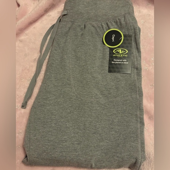 Capri Pants with front pockets Size Small (4-6) Grey - Picture 2 of 6